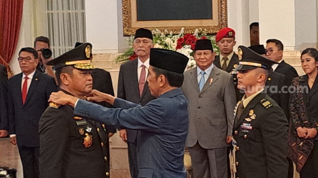 Luhut Binsar Pandjaitan menyaksikan langsung proses pelantikan sang menantu, Jenderal TNI Maruli Simanjuntak sebagai Kepala Staf Angkatan Darat (KSAD) di Istana Negara, Jakarta, Rabu (29/11/2023). (Suara.com/Novian)