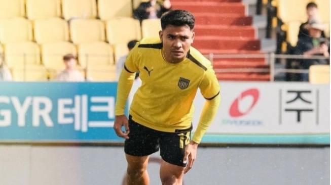 Blunder Asnawi memancing komentar  tidak puas dari pelatih Jeonnam Dragons, adakah sebuah sinyal dari sang pelatih. (@asnswi_bhr)