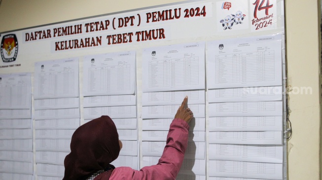 Warga melihat Daftar Pemilih Tetap (DPT) di Kantor Kelurahan Tebet Timur, Jakarta, Rabu (29/11/2023). [Suara.com/Alfian Winanto]