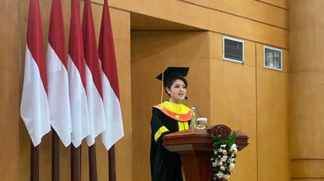 Agustina Hermanto atau yang akrab disapa Tina Toon wisuda di Universitas Terbuka (Instagram)