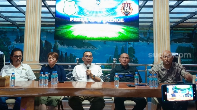 Exco PSSI Arya Sinulingga memberikan penjelasan terkait laporan Presiden Persiraja Banda Aceh Nazaruddin Dek Gam ke Bareskrim Polri, Selasa (28/11/2023). [Suara.com/M. Aribowo]