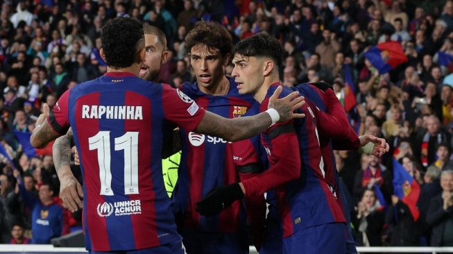 Penyerang Barcelona asal Portugal #14 Joao Felix melakukan selebrasi bersama rekan-rekannya setelah mencetak gol kedua timnya selama matchday kelima Grup H Liga Champions 2023-2024 antara FC Barcelona vs Porto di Estadi Olimpic Lluis Companys di Barcelona pada 28 November 2023.LLUIS GEN / AFP.