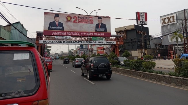 Bilbord terpampang foto Wali Kota Cilegon Helldy Agustian mengendorse Capres Prabowo Subianto terpampang di Jalan Ahmad Yani, Kota Cilegon, Banten. [Suara.com/Hairul Alwan]