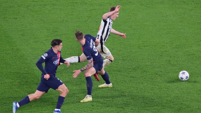 Gelandang Newcastle United #10 Anthony Gordon (kanan) bersaing dengan bek Paris Saint-Germain #37 Milan Skriniar (tengah) selama matchday kelima Grup F Liga Champions 2023-2024 antara Paris Saint-Germain vs Newcastle United pada 28 November 2023 di Parc des Stadion Pangeran di Paris.Alain JOCARD / AFP