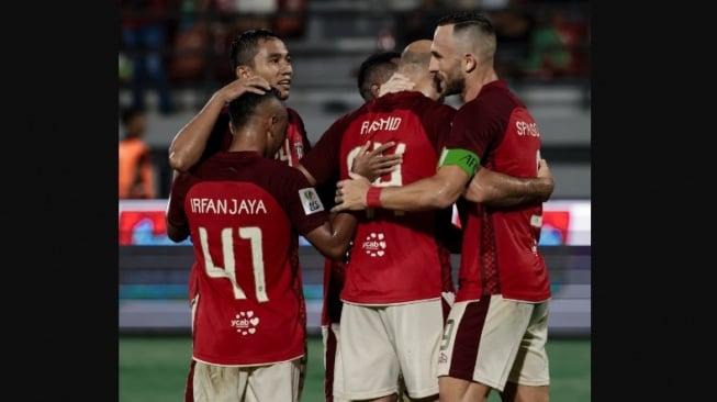 Para pemain Bali United merayakan gol ke gawang Stallion Laguna FC pada laga Piala AFC di Stadion Kapten I Wayan Dipta, Gianyar, Bali, Rabu (29/11) malam WIB. [dok. Bali United]