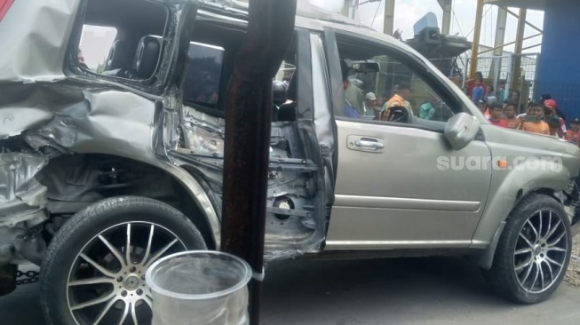 Terobos Palang Perlintasan Manual, Mobil Tertabrak Kereta di Jembatan Gantung Cengkareng