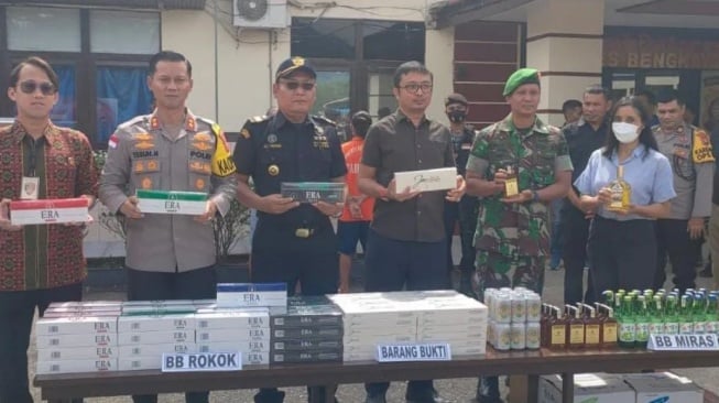 Polisi Tangkap 2 Pelaku Penyelundupan Miras dan Rokok Ilegal dari Malaysia di Bengkayang