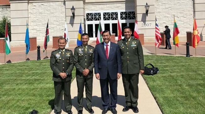 Menkomarves Luhut Binsar Pandjaitan saat menghadiri upacara kelulusan putranya Paulus Pandjaitan (kanan) di Army Commanding General and Staff College di Fort Leavenworth, Kansas, Amerika Serikat pada Juni 2019. [Facebook/Luhut Binsar Pandjaitan]