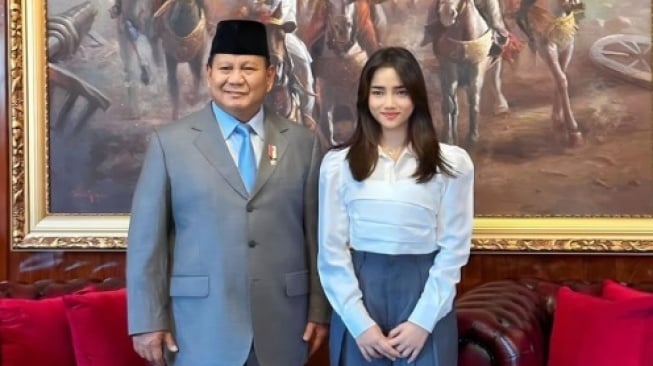 Makan Siang Bareng Prabowo Subianto di Kantor Kemenhan, Fuji Ternyata 'Cuma' Pakai Kemeja Rp 100 Ribuan