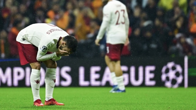 Reaksi gelandang Manchester United asal Portugal #08 Bruno Fernandes setelah timnya ditahan imbang Galatasaray dalam matchday kelima Grup A Liga Champions 2023-2024 di Ali Sami Yen Spor Kompleksi di Istanbul, pada 29 November 2023.YASIN AKGUL / AFP.