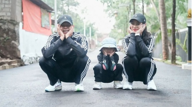 Momen Kebersamaan Dedi Mulyadi dengan Sang Anak dan Mamah Kelinci - Dedi Mulyadi Blak-Blakan Soal Ibu Baru Bagi Nyi Hyang (Ig/dedimulyadi71)