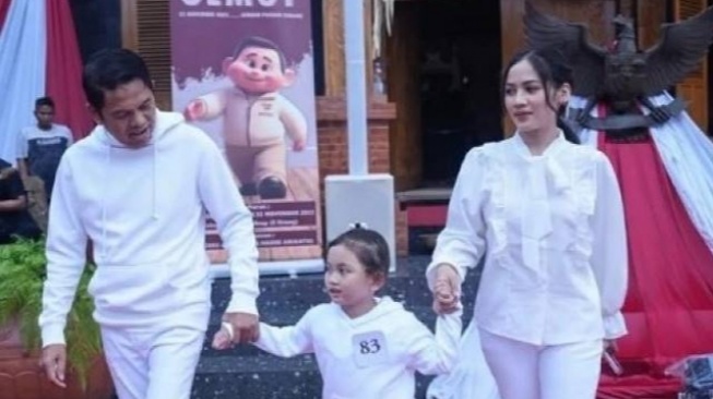 Skandal Cinta Dedi Mulyadi: Diceraikan Anne Ratna, Kini Nikahi Mahasiswi 30 Tahun Lebih Muda