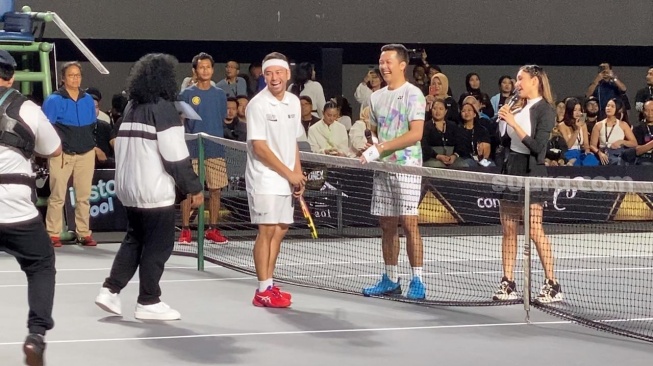 Raffi Ahmad di laga tenis The Juara melawan Taufik Hidayat di Tennis Indoor, Senayan, Jakarta, Rabu (29/11/2023). [Suara.com/Adiyoga Priyambodo]