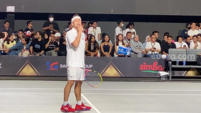 Raffi Ahmad di laga tenis The Juara melawan Taufik Hidayat di Tennis Indoor, Senayan, Jakarta, Rabu (29/11/2023). [Suara.com/Adiyoga Priyambodo]