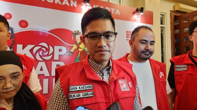 Ketua Umum PSI, Kaesang Pangarep usai Kopi Darat Wilayah (Kopdarwil) DKI Jakarta di kawasan Kelapa Gading, Jakarta Utara, Rabu (29/11/2023). [Suara.com/Fakhri]