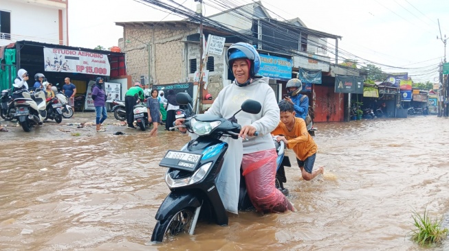 Kawasan Simpang Mampang, tepat di Jalan Raya Sawangan banjir  [Rubiakto/Suarabogor.id]