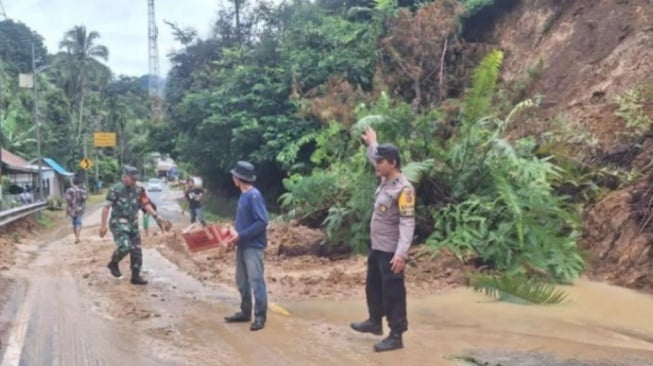 Sempat Tertimbun Longsor, Jalan Lintas Sumbar-Sumut Kembali Lancar