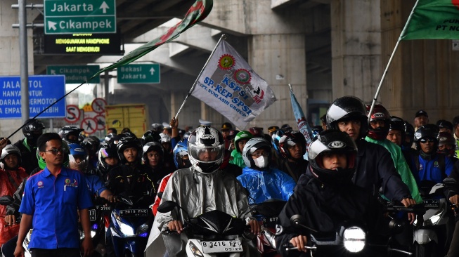 Sejumlah buruh menggunakan sepeda motor saat aksi di kawasan MM 2100, Kabupaten Bekasi, Jawa Barat, Kamis (30/11/2023). [ANTARA FOTO/ Fakhri Hermansyah/rwa]