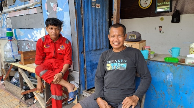 Tejo (baju hitam) serta Novem (baju merah) ketika diwawancarai di TPS Terban, Kemantren Gondokusuman, Kota Jogja, Kamis (30/11/2023). [Kontributor Suarajogja.id/Fristian Setiawan]