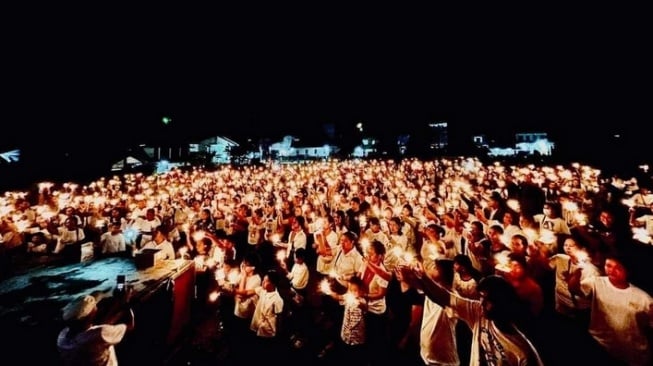 Warga Sandai, Ketapang, Kalimantan Barat gelar aksi 1.000 lilin di lapangan Paroki Santo Gabriel Sandai, Senin (27/11/2023) malam. [SUARAKALBAR.CO.ID/HO-Suaraketapang]