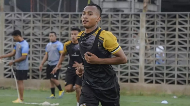 Robi Darwis saat berlatih bersama tim barunya Dewa United usai dilepas Persib Bandung dengan status pinjaman. [Dok. Dewa United].