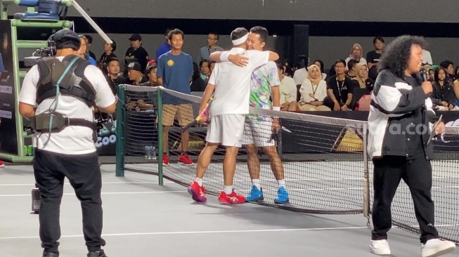 Raffi Ahmad di laga tenis The Juara melawan Taufik Hidayat di Tennis Indoor, Senayan, Jakarta, Rabu (29/11/2023). [Suara.com/Adiyoga Priyambodo]