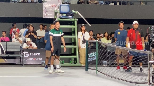 Deddy Mahendra Desta atau Desta dalam laga tenis antar artis The Juara di Tennis Indoor, Senayan, Jakarta, Rabu (29/11/2023) [Suara.com/Adiyoga Priyambodo]