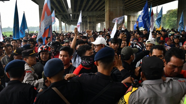 Polisi Usut Massa Buruh yang Keroyok Sopir dan Kernet Truk di Bekasi