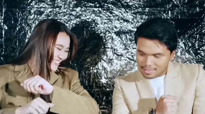 Penampilan Aaliyah Massaid dan Thariq Halilintar di Video Klip Reza Artamevia (YouTube)