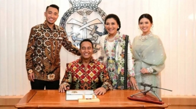 Andika Perkasa bersama Ibu Hetty dan dua anak mereka. (Instagram/@jenderaltniandikaperkasa)