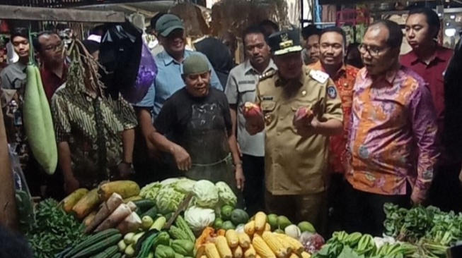 Jelang Nataru, Pj Gubernur Sulsel dan Wali Kota Makassar Sidak Harga Pangan di Pasar