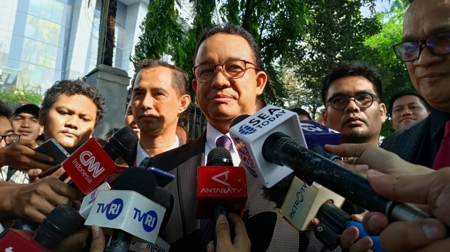 Calon Presiden Anies Baswedan usai menghadiri Mubes IX Perseketuan Gereja-Gereja Pantekosta Indonesia (PGPI) di GBI Saron, Kelapa Gading, Jakarta Pusat, Kamis (30/11/2023). [Suara.com/Dea]