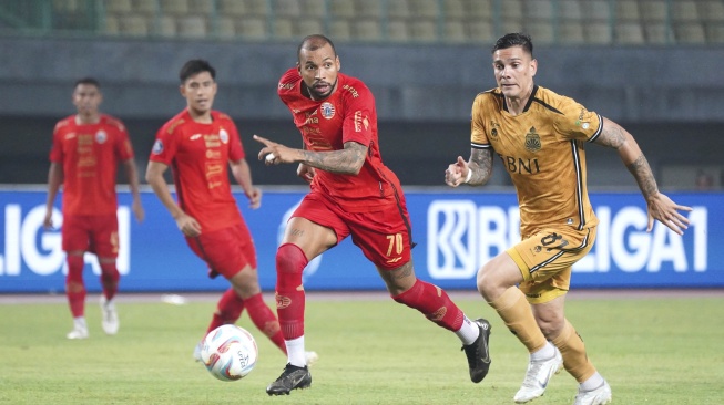 Striker asing anyar Persija Jakarta, Gustavo Almeida, dalam laga melawan Bhayangkara FC. (Dok. Persija)