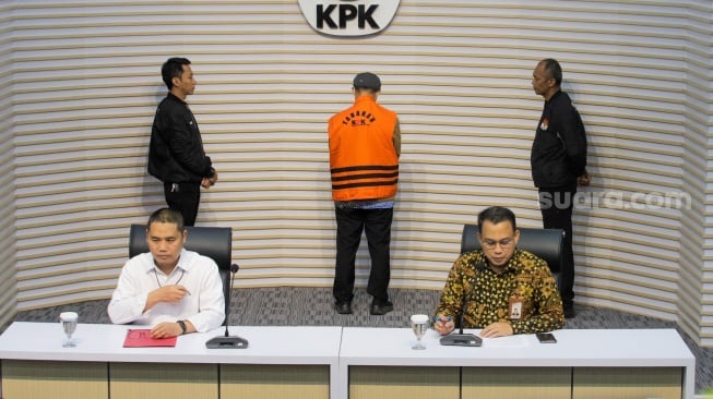 Tersangka kasus dugaan gratifikasi dan tindak pidana pencucian uang (TPPU) Gazalba Saleh (tengah) dihadirkan saat konferensi pers di Gedung Merah Putih, KPK, Jakarta, Kamis (30/11/2023). [Suara.com/Alfian Winanto]