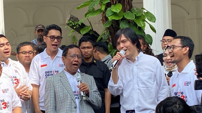 Cawapres Mahfud MD dan Once Mekel nyanyikan lagu Dealova saat kunjungi Posko Teuku Umar, Menteng, Jakarta, Kamis (30/11/2023). [Suara.com/Bagaskara]