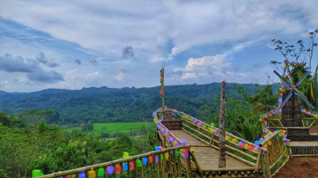 Kunjungi Bukit Pasir Peer, Berenang dengan View Alam Indah di Tasikmalaya