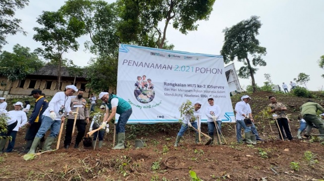 IDSurvey Tanam 2.021 Pohon untuk Keberlanjutan Lingkungan