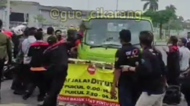 Insiden Demo Buruh di Kawasan Ejip Cikarang, Sopir dan Kernet Truk Jadi Bulan-bulanan Massa