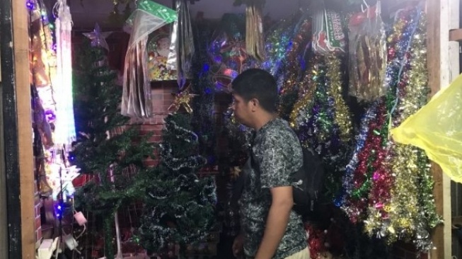 Pernak-pernik Natal Mulai Diserbu Warga di Kota Ambon