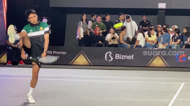 Deddy Mahendra Desta atau Desta dalam laga tenis antar artis The Juara di Tennis Indoor, Senayan, Jakarta, Rabu (29/11/2023) [Suara.com/Adiyoga Priyambodo]