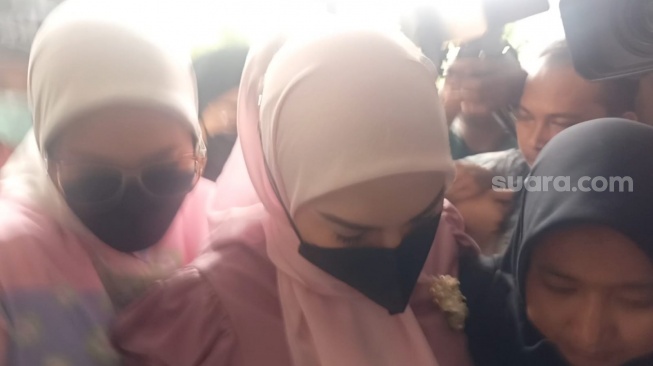 Irish Bella dikawal banyak orang saat tiba di Pengadilan Agama Depok, Jawa Barat pada Kamis (30/11/2023). [Suara.com/Rena Pangesti]