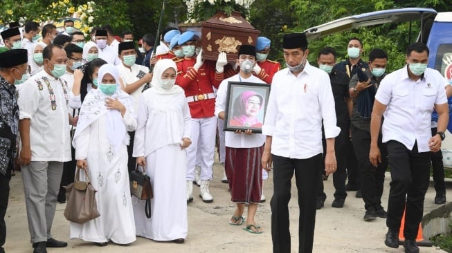 Presiden Joko Widodo atau Jokowi beserta keluarga mengantarkan jenazah almarhumah Ibunda Hj. Sudjiatmi Notomihardjo ke tempat peristirahatan terakhir di pemakaman keluarga Mundu, Selokaton, Gondangrejo, Karanganyar, Jawa Tengah, Kamis (26/3/2020). (Rusman-Biro Pers Sekretariat Presiden)