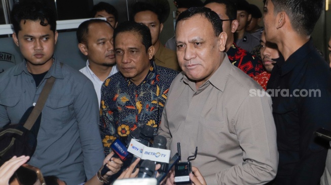 Ketua KPK non-aktif Firli Bahuri (kanan) memberikan keterangan usai menjalani pemeriksaan sebagai tersangka dalam kasus dugaan pemerasan terhadap mantan Menteri Pertanian Syahrul Yasin Limpo di Bareskrim Polri, Jakarta,  Jumat (1/12/2023). [Suara.com/Alfian Winanto]