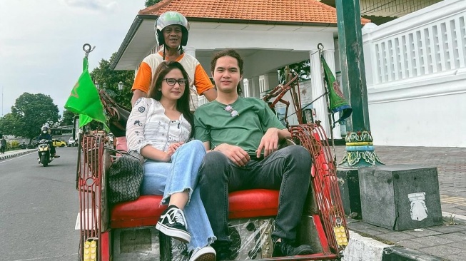 Tissa Biani dan Dul jalan-jalan naik becak (Instagram/@tissabiani)