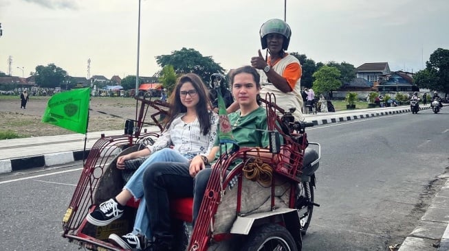 Tissa Biani dan Dul jalan-jalan naik becak (Instagram/@tissabiani)