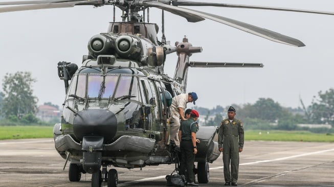 Menteri Pertahanan Prabowo Subianto tiba menggunakan helikopter angkut berat Airbus H225M saat serah terima helikopter angkut berat Airbus H225M di Lanud Atang Sendjaja, Kemang, Bogor, Jumat (1/12/2023). [ANTARA FOTO/Galih Pradipta/foc]