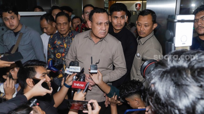 Ketua KPK non-aktif Firli Bahuri (tengah) memberikan keterangan usai menjalani pemeriksaan sebagai tersangka dalam kasus dugaan pemerasan terhadap mantan Menteri Pertanian Syahrul Yasin Limpo di Bareskrim Polri, Jakarta,  Jumat (1/12/2023). [Suara.com/Alfian Winanto]