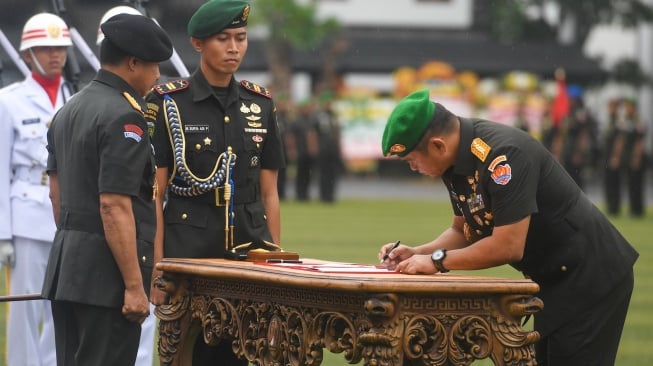 Panglima TNI Jenderal TNI Agus Subiyanto (kiri) menyaksikan penandatanganan dokumen oleh Kepala Staf TNI Angkatan Darat (KSAD) Jenderal TNI Maruli Simanjuntak (kanan) pada upacara serah terima jabatan KSAD di Markas Besar TNI AD (Mabesad), Jakarta, Jumat (1/12/2023). [ANTARA FOTO/Muhammad Adimaja/foc]