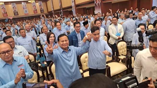 Pasangan capres-cawapres nomor urut 2, Prabowo Subianto dan Gibran Rakabuming Raka hadir dalam rapat koordinasi nasional (Rakornas) Tim Kampanye Nasional (TKN) Prabowo-Gibran di Hotel Borobudur, Jakarta Pusat, Jumat (1/12/2023). (Suara.com/Novian)