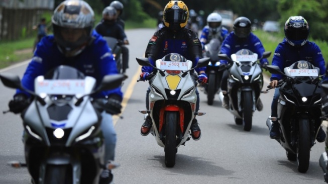 Acara bLU cRU Riding Experience dimulai dari Yamaha Flagship Shop Jambi dengan coaching clinic dari Yamaha Riding Academy (YRA), diteruskan touring menuju sirkuit nasional Zabaq sejauh 53,7 km [PT YIMM].